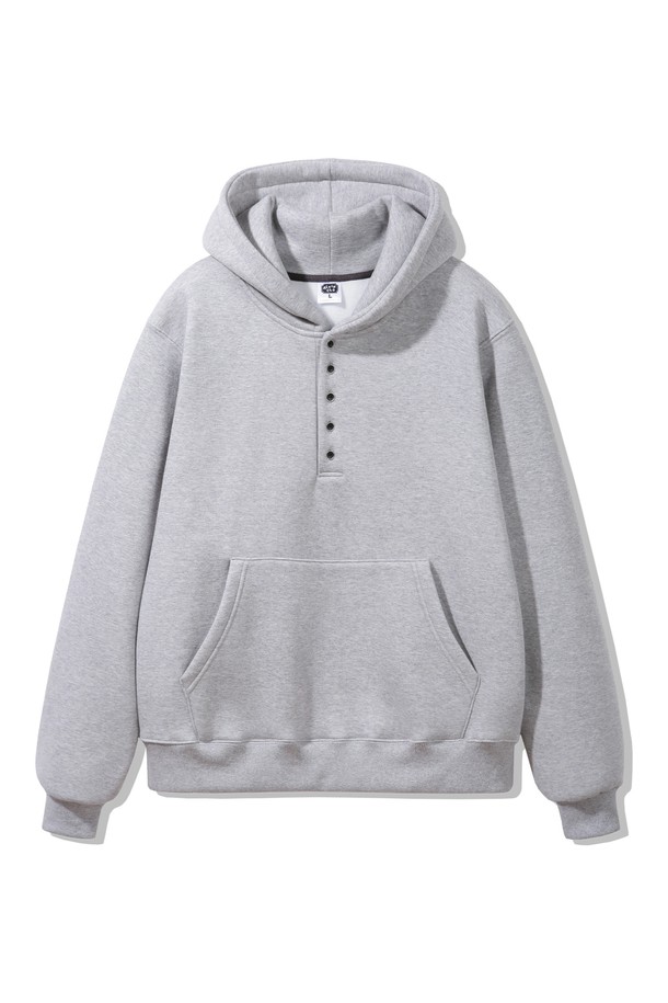 5버튼 헨리넥 오버핏 후드티 AVH665 (4 COLOR)는 캐주얼, 미니멀 스타일을 추구하는 분들을 위한 겨울, 가을용 후드티입니다. 넉넉한 오버핏으로 편안한 착용감을 제공하며, 5개의 버튼이 달린 헨리넥 디자인과 후드가 특징입니다. 부드러운 면 소재로 제작되어 촉감이 좋으며, 두꺼운 두께감으로 따뜻하게 착용할 수 있습니다. 무지 디자인에 캥거루 포켓이 있어 실용성을 더했으며, 집콕룩으로 활용하기 좋습니다. 그레이 컬러로 출시되었습니다.
