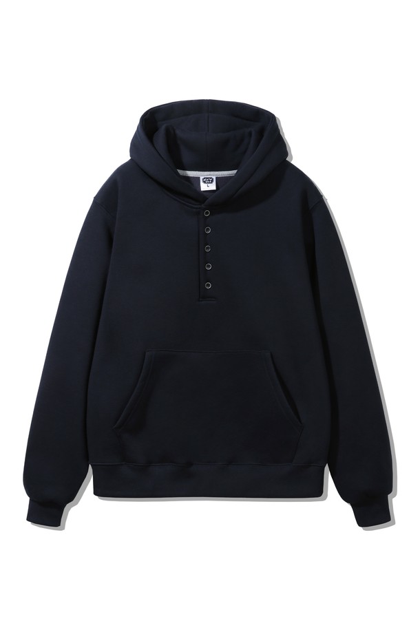 5버튼 헨리넥 오버핏 후드티 AVH665 (4 COLOR)는 캐주얼 및 미니멀 스타일을 추구하는 분들을 위한 후드티입니다. 면 소재로 제작되어 부드러운 촉감을 제공하며, 봄, 가을, 겨울 모두 착용하기 좋습니다. 블랙 컬러의 무지 디자인에 5버튼 헨리넥과 후드 디테일이 더해져 포인트를 줍니다. 넉넉한 오버핏으로 편안한 착용감을 선사하며, 두꺼운 두께감으로 따뜻함을 유지합니다. 긴 소매 기장의 레귤러 기장 상의로, 다양한 스타일 연출에 활용할 수 있습니다.
