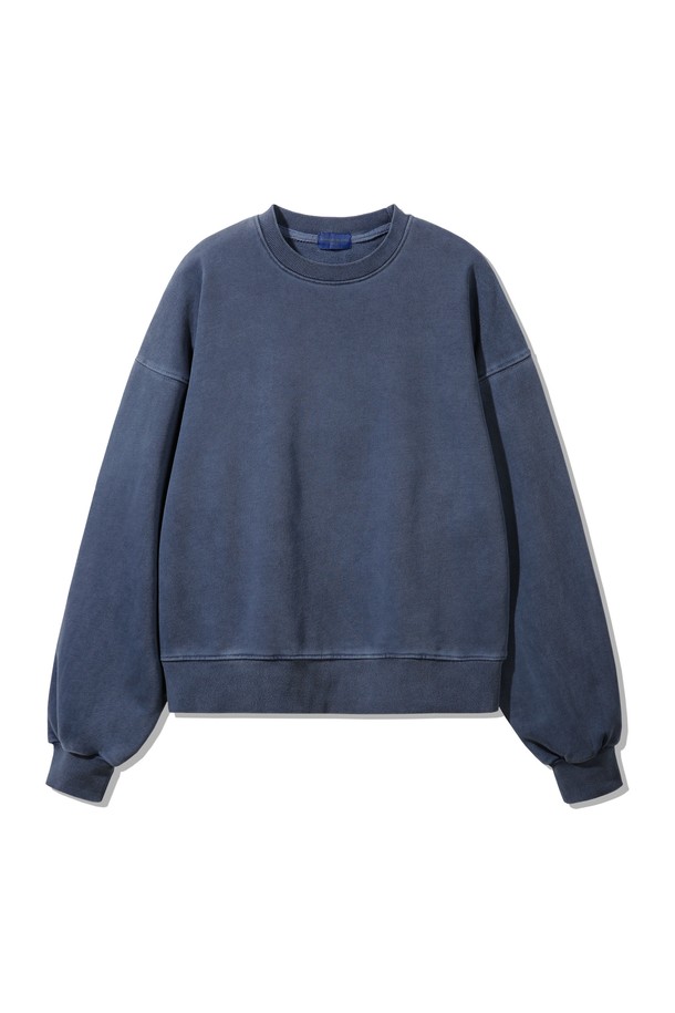 피그먼트 크롭 스웨트 맨투맨 DLX2975는 베이직하고 캐주얼한 스타일을 추구하는 분들을 위한 맨투맨입니다. 부드러운 면 소재로 제작되어 편안한 착용감을 제공하며, 봄, 가을, 겨울 세 계절 모두 활용 가능합니다. 오버핏 크롭 기장으로 트렌디함을 더했으며, 무지 디자인에 피그먼트 워싱 처리를 더해 빈티지한 매력을 살렸습니다. 톤 다운된 네이비 컬러로 어떤 하의와도 쉽게 매치하여 미니멀한 스타일을 연출할 수 있습니다. 라운드넥과 긴 소매 디자인으로 편안하면서도 스타일리시하게 착용할 수 있습니다.
