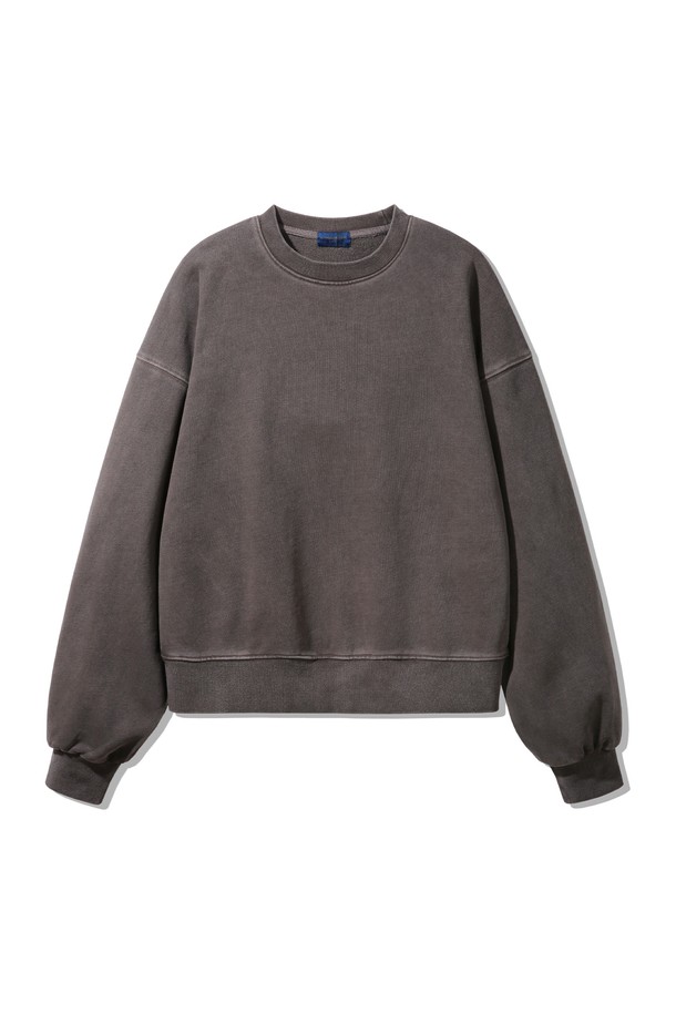 피그먼트 크롭 스웨트 맨투맨 DLX2975 (4 COLOR)는 부드러운 면 소재로 제작되어 편안한 착용감을 선사합니다. 베이직하고 캐주얼한 무드의 무지 디자인으로, 봄, 가을 시즌 데일리룩에 활용하기 좋습니다. 오버핏 크롭 기장과 긴 소매가 트렌디한 스타일을 연출하며, 라운드넥 디자인으로 어떤 하의와도 잘 어울립니다. 피그먼트 워싱 처리로 자연스러운 색감과 빈티지한 느낌을 더해 산책룩, 캠핑룩 등 다양한 TPO에 매치하기 좋습니다. 캐주얼, 미니멀, 시티보이 스타일을 즐기는 분들께 추천합니다.
