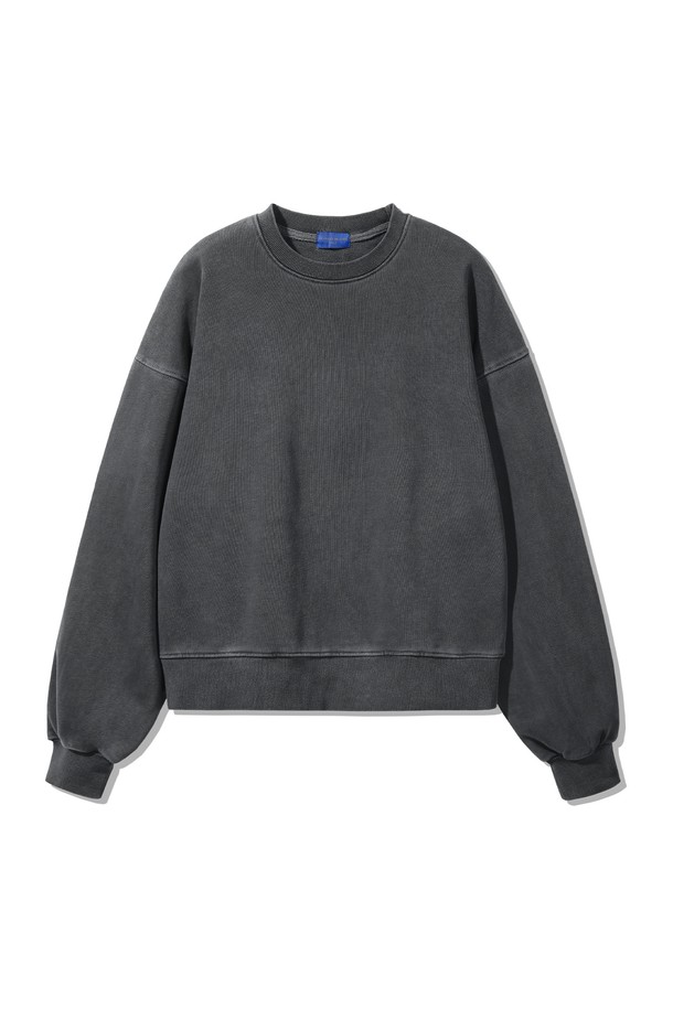 피그먼트 크롭 스웨트 맨투맨 DLX2975는 일상에서 편안하게 착용하기 좋은 공용 의류입니다. 부드러운 면 소재에 두꺼운 두께감으로 제작되어, 봄, 가을, 겨울 계절에 따뜻하게 입을 수 있습니다. 캐주얼 및 미니멀 스타일을 연출하기 좋으며, 오버핏 크롭 기장과 라운드넥 디자인이 특징입니다. 피그먼트 워싱 처리로 자연스러운 멋을 더한 무지 맨투맨으로, 차콜 컬러가 시크한 매력을 더합니다. 긴 소매 기장으로 간절기에도 유용하게 활용할 수 있습니다.
