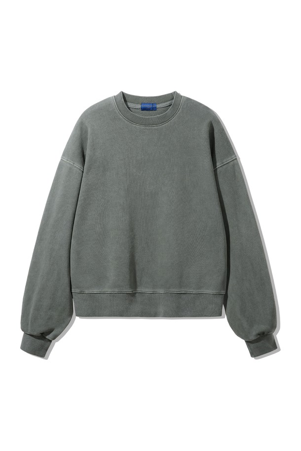 피그먼트 워싱 기법으로 제작된 DLX2975 피그먼트 크롭 스웨트 맨투맨입니다. 부드러운 면 소재로 제작되어 편안한 착용감을 선사하며, 오버핏 크롭 기장으로 트렌디한 스타일을 연출합니다. 라운드넥 디자인에 긴 소매로 간절기부터 겨울까지 폭넓게 활용 가능합니다. 캐주얼, 미니멀 스타일을 즐겨 입는 분들께 추천하며, 4가지 피그먼트 컬러로 만나보세요. 베이직한 디자인으로 다양한 하의와 매치하여 데일리 룩을 완성해 보세요.
