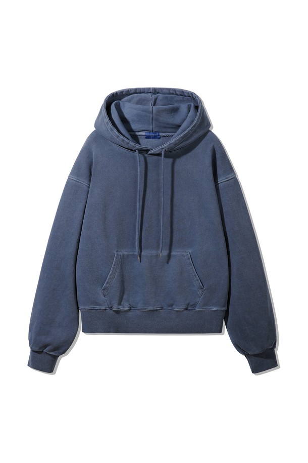 피그먼트 크롭 후드티 DLX2974는 캐주얼, 스트리트, 미니멀 스타일을 모두 아우르는 공용 후드티입니다. 면 소재로 제작되어 부드러운 촉감을 선사하며, 오버핏 크롭 기장으로 트렌디한 핏을 연출합니다. 네이비, 블랙, 그레이, 화이트 4가지 컬러로 출시되어 다양한 스타일링에 활용할 수 있습니다. 봄, 가을, 겨울 계절에 착용하기 좋으며, 피그먼트 워싱 처리로 빈티지한 멋을 더했습니다. 긴 소매와 후드 디자인으로 편안함과 스타일리시함을 동시에 잡았습니다.
