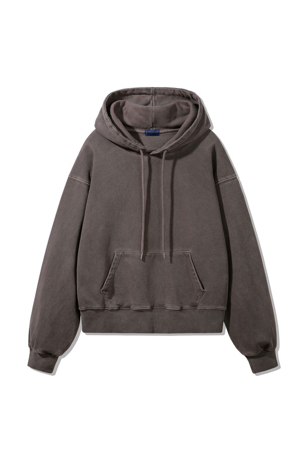 피그먼트 크롭 후드티 DLX2974는 캐주얼, 스트리트, 미니멀 스타일을 모두 아우르는 공용 후드티입니다. 면 소재로 제작되어 부드러운 촉감을 선사하며, 두꺼운 두께감으로 가을, 겨울 시즌에 따뜻하게 착용하기 좋습니다. 크롭 기장에 오버핏으로 트렌디한 핏을 연출하며, 피그먼트 워싱 처리로 빈티지한 매력을 더했습니다. 4가지 컬러(그레이, 블랙, 베이지, 브라운)로 출시되어 다양한 스타일 연출이 가능하며, 집콕룩이나 산책룩으로 활용하기 좋습니다. 무지 디자인에 긴소매 후드티로 활용성이 높습니다.
