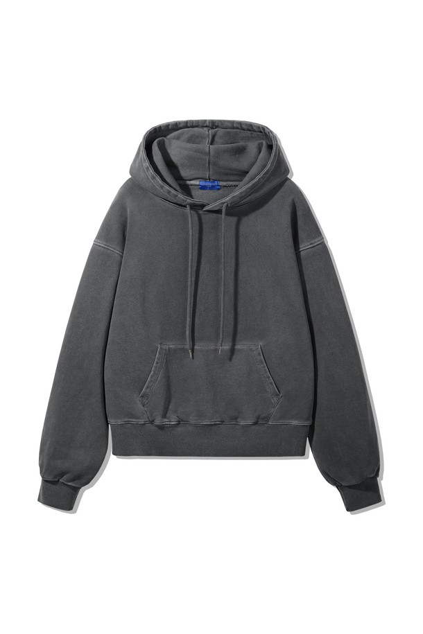 피그먼트 크롭 후드티 DLX2974는 4가지 컬러로 출시되어, 캐주얼, 스트릿, 미니멀 스타일을 소화하기 좋은 오버핏 후드티입니다. 봄, 가을, 겨울 모두 활용 가능한 두꺼운 두께감의 면 소재로 제작되어 부드러운 촉감을 선사합니다. 무지 디자인에 피그먼트 워싱을 더해 빈티지한 멋을 살렸으며, 크롭 기장과 긴소매로 트렌디한 핏을 연출합니다. 데일리룩에 포인트 아이템으로 활용하기 좋으며, 편안하면서도 스타일리시한 무드를 완성합니다.
