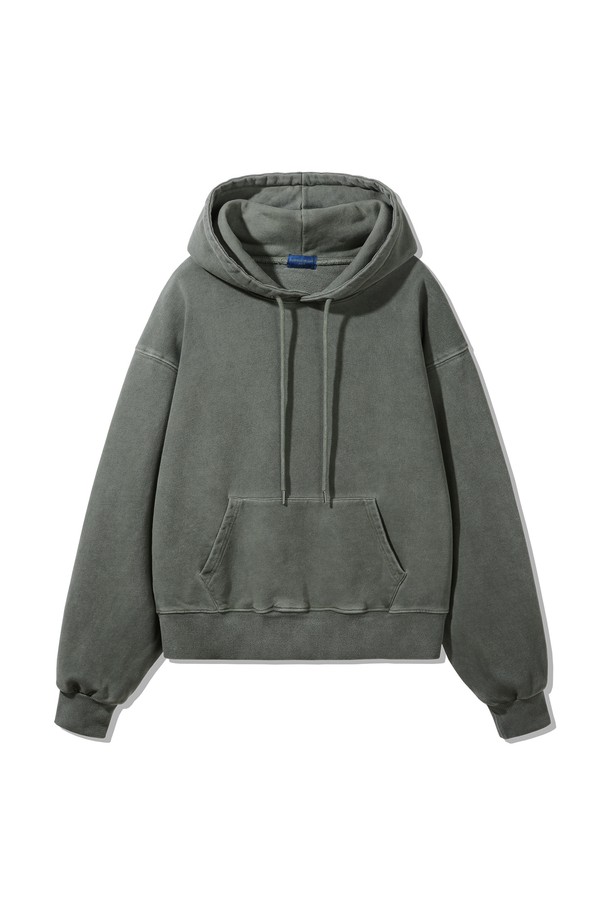 피그먼트 크롭 후드티 DLX2974는 캐주얼, 스트릿, 미니멀 스타일을 아우르는 공용 의류입니다. 봄, 가을, 겨울 계절에 적합하며, 캠핑룩과 산책룩 연출에 용이합니다. 카키, 그레이 두 가지 색상으로 출시되었으며, 크롭 기장과 오버핏 디자인이 특징입니다. 부드러운 면 소재에 피그먼트 워싱 처리를 더해 빈티지한 멋을 살렸으며, 긴 소매와 후드 디자인으로 편안함과 스타일리시함을 동시에 제공합니다. 두꺼운 두께감으로 따뜻하게 착용할 수 있습니다.
