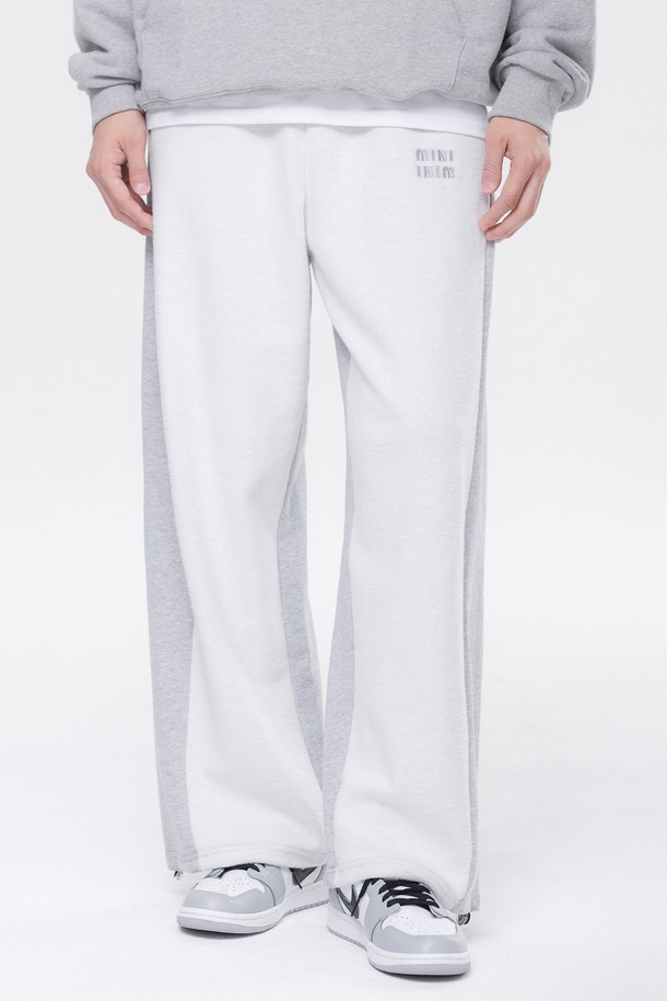 미니 컬러 매치 핀턱 트레이닝 팬츠 DLX2982는 스포티함과 캐주얼함을 동시에 즐길 수 있는 공용 트레이닝 팬츠입니다. 부드러운 면 소재로 제작되어 편안한 착용감을 제공하며, 루즈핏과 와이드 핏으로 활동성을 높였습니다. 핀턱 디테일이 더해져 밋밋함을 없애고 스타일리시한 무드를 연출합니다. 화이트와 그레이 두 가지 색상으로 출시되어 다양한 상의와 매치하기 용이하며, 봄, 가을, 겨울 계절에 활용 가능합니다. 일상복은 물론 가벼운 스포츠 활동 시에도 적합한 실용적인 아이템입니다.
