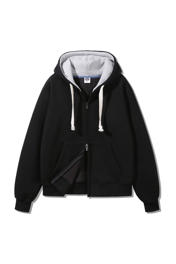 후드 배색 컬러 매치 레귤러핏 후드집업 AZH672는 캐주얼과 스포티한 스타일을 모두 만족시키는 공용 후드집업입니다. 부드러운 면 소재로 제작되어 편안한 착용감을 제공하며, 봄, 가을에 적합한 두께감입니다. 배색 디테일이 돋보이며, 레귤러핏으로 제작되어 편안한 핏을 선사합니다. 산책룩이나 집콕룩 등 다양한 일상생활에서 활용하기 좋은 아이템입니다. 블랙, 그레이 2가지의 무지 컬러로 출시되었습니다.
