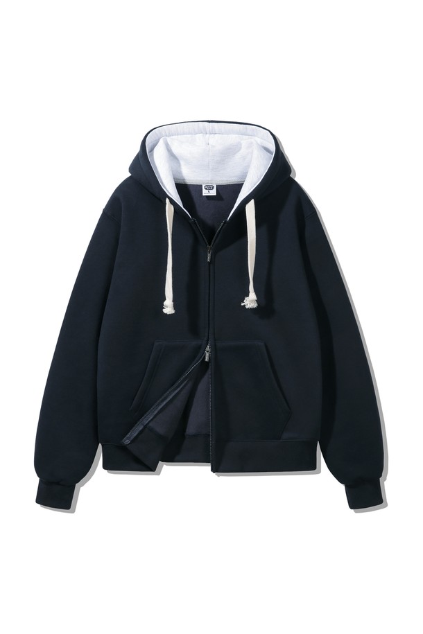 **후드 배색 컬러 매치 레귤러핏 후드집업 AZH672 (4 COLOR)**

캐주얼과 미니멀 스타일을 추구하는 당신을 위한 후드집업입니다. 면 소재로 제작되어 부드러운 촉감을 선사하며, 봄, 가을에 적합한 두께감으로 제작되었습니다. 레귤러핏 디자인으로 편안한 착용감을 제공하며, 무지 패턴에 배색 디테일이 포인트로 더해져 세련된 느낌을 줍니다. 블랙 컬러로 어떤 스타일에도 쉽게 매치할 수 있으며, 일상에서 활용하기 좋습니다. 긴 소매와 집업 스타일로 간편하게 입고 벗을 수 있습니다.
