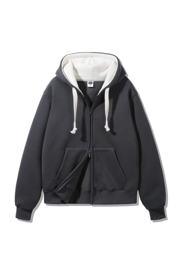 후드 배색 컬러 매치 레귤러핏 후드집업 AZH672는 캐주얼과 스포티한 스타일을 모두 아우르는 공용 후드집업입니다. 부드러운 면 소재로 제작되어 편안한 착용감을 선사하며, 봄, 가을, 겨울 세 계절 모두 활용 가능합니다. 블랙, 그레이, 화이트 3가지 기본 컬러로 출시되어 어떤 옷에도 쉽게 매치할 수 있습니다. 넉넉한 레귤러핏으로 제작되었으며, 후드와 배색 디테일, 후드 스트링으로 포인트를 더했습니다. 산책, 집콕, 캠핑 등 다양한 TPO에 활용하여 스타일리시한 룩을 연출해보세요.
