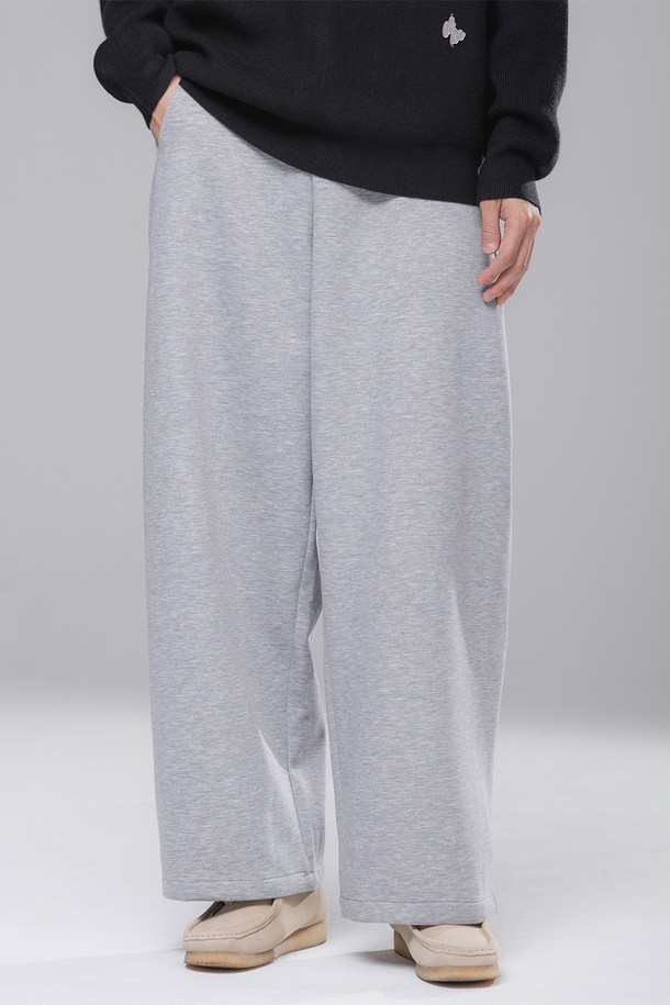 본딩 리얼 슬랙스 무브 팬츠 BK7831_그레이는 남성용 슬랙스로, 캐주얼, 미니멀, 클래식 스타일을 아우릅니다. 봄, 가을에 적합하며, 와이드 및 루즈핏으로 편안한 착용감을 선사합니다. 무브 시리즈로 제작되어 활동성이 뛰어나며, 탄탄한 본딩 처리와 두꺼운 두께감으로 안정적인 실루엣을 연출합니다. 부드러운 촉감의 폴리에스테르 소재에, 밴딩 처리로 편안함까지 더했습니다. 출근룩은 물론 일상에서도 멋스럽게 활용할 수 있는 아이템입니다.
