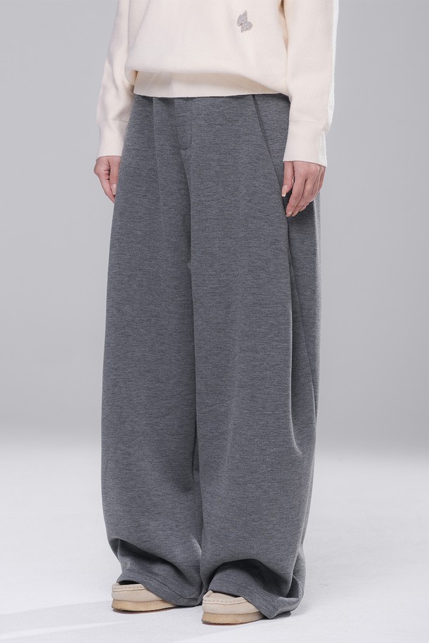 "bonding real(본딩 리얼) 슬랙스 무브 팬츠 BK7831_차콜"은 남녀 공용으로 착용 가능한 베이직하고 미니멀한 스타일의 슬랙스입니다. 간절기부터 겨울까지 착용 가능한 두꺼운 두께감과 부드러운 촉감의 폴리에스테르 소재로 제작되었으며, 밴딩 처리로 편안한 착용감을 제공합니다. 와이드 루즈핏의 긴 기장으로 트렌디한 핏을 연출하며, 안감 없이 본딩 처리되어 보온성을 높였습니다. 출근룩과 비즈니스 캐주얼에 활용하기 좋으며, 미니멀, 클래식, 시크한 스타일을 완성해 줍니다. 차분한 차콜 컬러의 무지 디자인으로 다양한 상의와 매치하기 용이합니다.
