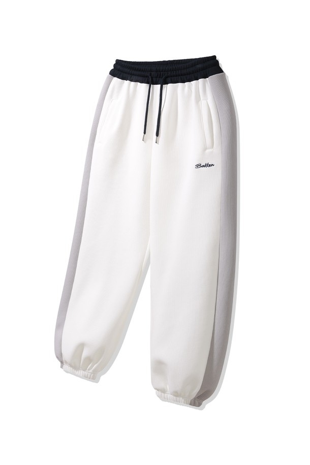 "Contrast side 크로플 트레이닝 조거 팬츠 BK9983_크림"은 스포티, 캐주얼, 미니멀 스타일을 모두 아우르는 공용 트레이닝 팬츠입니다. 크림과 블랙 두 가지 색상으로 출시되었으며, 봄, 가을, 겨울 계절에 적합합니다. 부드러운 면 소재로 제작되어 편안한 착용감을 선사하며, 릴랙스핏 조거 핏으로 활동성을 높였습니다. 사이드 배색 디테일과 조거 밴딩이 특징이며, 캐주얼한 일상복 또는 가벼운 운동 시에도 활용하기 좋습니다.
