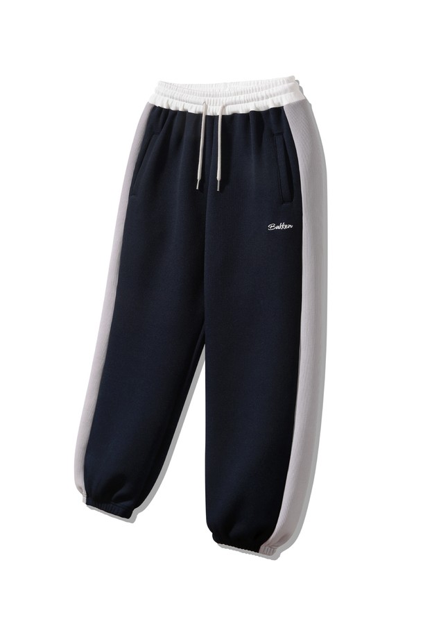 네이비 컬러의 Contrast side 크로플 트레이닝 조거 팬츠 BK9983입니다. 면 소재로 제작되어 부드러운 촉감을 선사하며, 릴랙스 핏과 조거핏으로 편안한 착용감을 제공합니다. 허리 밴딩 처리로 활동성을 높였으며, 양 사이드 배색 디테일이 스포티하고 캐주얼한 스타일을 연출합니다. 봄, 가을 시즌에 일상복이나 피트니스 활동 시 활용하기 좋은 아이템입니다. 미니멀한 디자인으로 다양한 상의와 손쉽게 매치할 수 있습니다.

