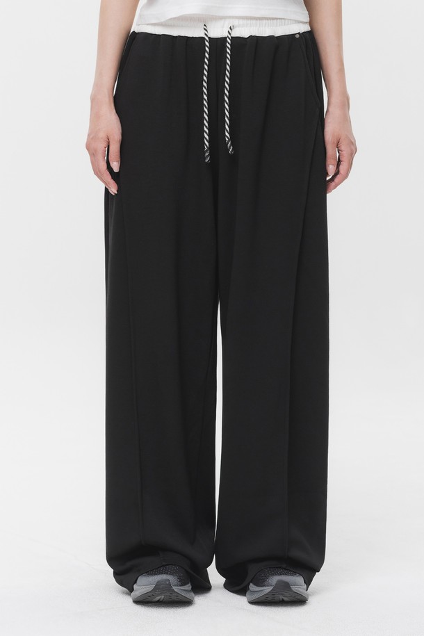 스트링 포인트 밴딩 컬러 스웨트 팬츠 DLX2942 (3 COLOR)는 편안함과 스타일을 동시에 잡은 공용 스웨트 팬츠입니다. 부드러운 면 소재로 제작되어 넉넉한 루즈핏을 자랑하며, 캐주얼, 스포티, 미니멀 스타일을 소화하기 좋습니다. 허리 밴딩에 스트링 디테일로 편안한 착용감과 핏 조절이 용이합니다. 봄, 가을, 겨울 세 계절 모두 활용 가능하며, 무지 디자인으로 어떤 상의와도 쉽게 매치할 수 있습니다. 두꺼운 두께감으로 포근함을 더한 긴바지입니다.
