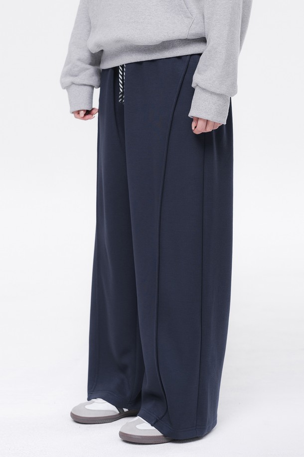 네이비 컬러의 스트링 포인트 밴딩 스웨트 팬츠 DLX2942입니다. 넉넉한 와이드 핏과 두꺼운 두께감으로 편안하면서도 스타일리시하게 연출할 수 있습니다. 부드러운 면 소재로 제작되어 뛰어난 착용감을 선사하며, 봄, 가을, 겨울 세 계절 모두 활용 가능합니다. 집콕룩, 산책룩 등 다양한 TPO에 캐주얼, 스포티, 미니멀 스타일로 매치하여 멋을 낼 수 있습니다. 허리 밴딩과 스트링 디테일로 편안한 착용감과 핏 조절이 용이합니다.
