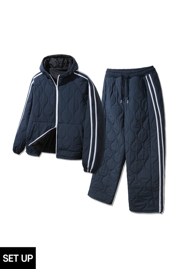 네이비 컬러의 웜 퀄티드 후드 패딩 점퍼와 라인 패딩 팬츠로 구성된 세트업입니다. 넉넉한 두께감의 폴리에스테르 소재로 제작되어 겨울철에도 따뜻하게 착용 가능합니다. 스포티하면서도 캐주얼한 스타일로, 일상생활은 물론 가벼운 스포츠 활동에도 적합합니다. 밴딩 처리된 허리와 레귤러핏으로 편안한 착용감을 제공하며, 퀄팅 디테일이 돋보입니다. 사이드 라인 디자인이 활동적인 느낌을 더해주는 실용적인 겨울 패딩 세트입니다.
