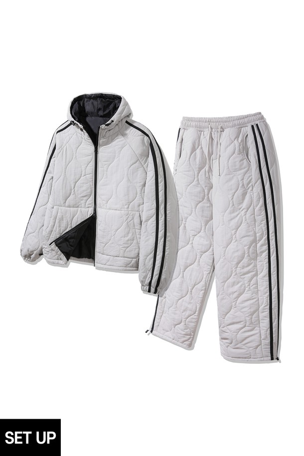 **[SET] 웜 퀄티드 후드 패딩 점퍼 라인 패딩 팬츠 셋업**은 겨울철 추위를 완벽하게 막아줄 따뜻한 방한 세트입니다. 부드러운 촉감의 폴리에스테르 소재로 제작되어 편안한 착용감을 선사하며, 퀄팅 디테일과 사이드 라인으로 스포티하면서도 캐주얼한 스타일을 연출합니다. 넉넉한 두께의 패딩 안감으로 보온성을 극대화했으며, 레귤러핏으로 활동성까지 보장합니다. 후드 패딩 점퍼와 긴 기장의 패딩 팬츠로 구성되어 있어, 일상 및 스포츠 활동 시에도 스타일리시하게 활용할 수 있습니다. 블랙과 화이트 두 가지 색상으로 출시되어 취향에 따라 선택 가능합니다.

