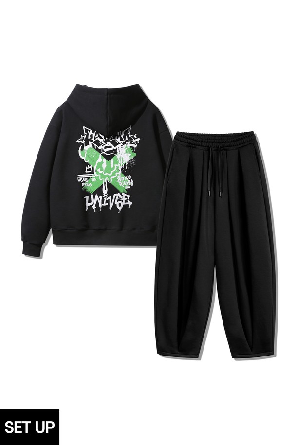 [SET] KARMA (카르마) 오버핏 후드티 벌룬 와이드 팬츠 셋업은 편안함과 스타일리시함을 동시에 잡은 공용 의류 세트입니다. 블랙 컬러의 후드티와 벌룬 와이드 팬츠는 스트릿 및 캐주얼 스타일을 모두 소화하며, 봄, 가을, 겨울 세 계절에 걸쳐 활용 가능합니다. 두꺼운 두께감의 면 소재로 제작되어 부드러운 촉감을 선사하며, 오버핏 디자인으로 편안한 착용감을 제공합니다. 후드티는 레귤러 기장, 긴 소매 디자인이며, 프린트 무늬로 포인트를 더했습니다.
