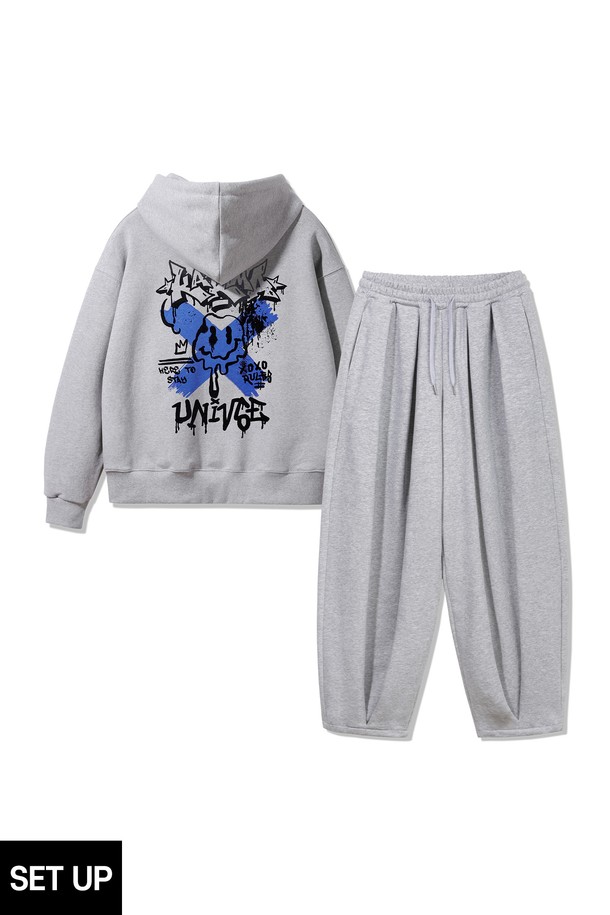 [SET] KARMA (카르마) 오버핏 후드티 벌룬 와이드 팬츠 셋업은 캐주얼, 스트리트 스타일을 위한 완벽한 선택입니다. 두꺼운 면 소재로 제작되어 부드러운 촉감을 제공하며, 가을과 겨울에 따뜻하게 착용할 수 있습니다. 후드티는 오버핏으로 편안한 착용감을 선사하며, 레귤러 기장으로 어떤 하의와도 잘 어울립니다. 그레이 컬러에 그래픽 프린트가 더해져 개성 있는 스타일을 연출하며, 캠핑룩으로도 활용하기 좋습니다. 세트 상품으로 간편하게 스타일리시한 룩을 완성해보세요.
