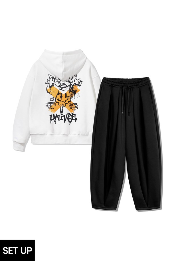 [SET] KARMA 오버핏 후드티&벌룬 와이드 팬츠 셋업은 캐주얼과 스트릿 스타일을 즐기는 분들을 위한 완벽한 선택입니다. 부드러운 면 소재로 제작되어 편안한 착용감을 선사하며, 봄, 가을에 적합한 두께감으로 제작되었습니다. 후드티는 오버핏으로 디자인되어 트렌디한 스타일을 연출하며, 화이트 컬러에 프린트 무늬가 더해져 개성 있는 포인트를 더합니다. 긴 소매 기장과 넉넉한 핏은 활동성을 높여주며, 세트 상품으로 구성되어 있어 간편하게 스타일을 완성할 수 있습니다.
