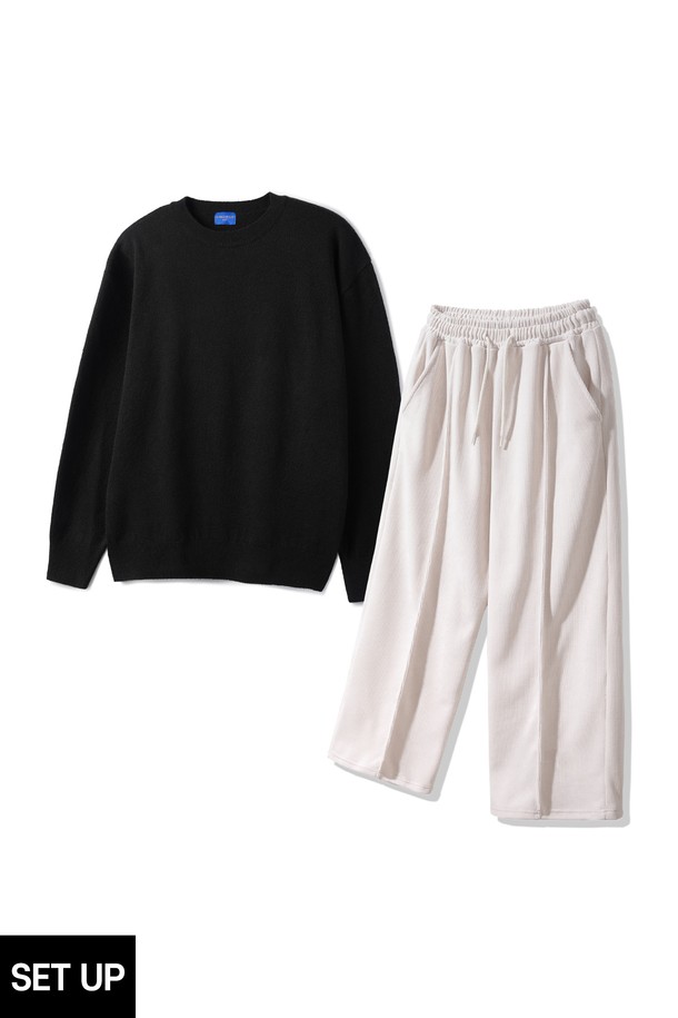 **[SET] 베이직 라운드 니트 핀턱 와이드 밴딩 팬츠 셋업**

부드러운 니트 소재로 제작되어 편안한 착용감을 선사하는 베이직 라운드 넥 니트와 핀턱 와이드 밴딩 팬츠 셋업입니다. 얇은 두께감으로 봄, 가을 간절기에 활용하기 좋으며, 루즈핏 디자인으로 자연스러운 실루엣을 연출합니다. 여성스러운 무드를 더하는 화이트 컬러에 핀턱 디테일이 더해져 미니멀, 클래식, 캐주얼 스타일을 모두 소화할 수 있습니다. 밴딩 처리된 허리로 편안함은 물론, 핀턱 디테일이 더해져 더욱 세련된 핏을 완성합니다. 일상에서 편안하게 즐길 수 있는 데일리 아이템입니다.
