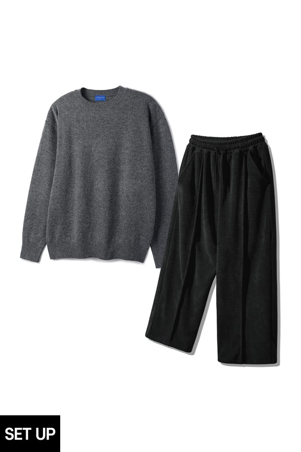 **[SET] 베이직 라운드 니트 핀턱 와이드 밴딩 팬츠 셋업**은 가을과 겨울에 어울리는 여성용 의류 세트입니다. 부드러운 니트 소재로 제작되어 편안한 착용감을 선사하며, 루즈핏 디자인과 핀턱 디테일이 특징입니다. 블랙 색상의 무지 디자인으로 미니멀, 클래식, 캐주얼 스타일을 모두 소화할 수 있습니다. 허리 밴딩 처리된 와이드 팬츠는 활동성을 높이고, 두꺼운 두께감으로 따뜻함을 유지해 줍니다. 일상복으로 활용하기 좋은 실용적인 셋업입니다.
