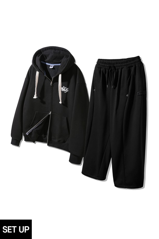 [SET] RITUAL (리츄얼) 후드집업 벌룬 스웨트 팬츠 셋업은 편안함과 스타일을 동시에 만족시키는 공용 제품입니다. 블랙 컬러의 무지 디자인으로 어떤 스타일에도 쉽게 매치할 수 있으며, 캐주얼, 스포티, 미니멀한 룩을 연출하기 좋습니다. 두꺼운 면 소재로 제작되어 부드러운 촉감을 선사하며, 봄, 가을, 겨울 계절에 활용하기 적합합니다. 집콕룩, 산책룩, 여행룩 등 다양한 TPO에 맞춰 활용할 수 있는 실용적인 아이템입니다. 레귤러핏 후드집업과 벌룬 스웨트 팬츠가 세트로 구성되어 편안하고 활동적인 하루를 완성하세요.
