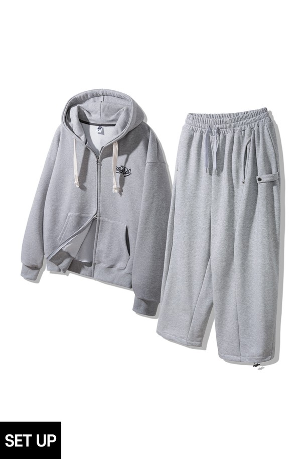 RITUAL(리추얼) 후드집업 벌룬 스웨트 팬츠 셋업은 부드러운 면 소재로 제작되어 편안한 착용감을 선사합니다. 루즈핏으로 제작되어 캐주얼하고 스포티한 스타일을 연출하며, 봄, 가을, 겨울 모두 활용 가능한 실용적인 아이템입니다. 그레이 컬러의 무지 디자인으로 어떤 스타일에도 쉽게 매치할 수 있으며, 데일리룩으로 활용하기 좋습니다. 후드집업과 벌룬 스웨트 팬츠가 세트로 구성되어 있어 간편하게 코디를 완성할 수 있습니다. 두꺼운 두께감으로 따뜻하게 착용 가능합니다.
