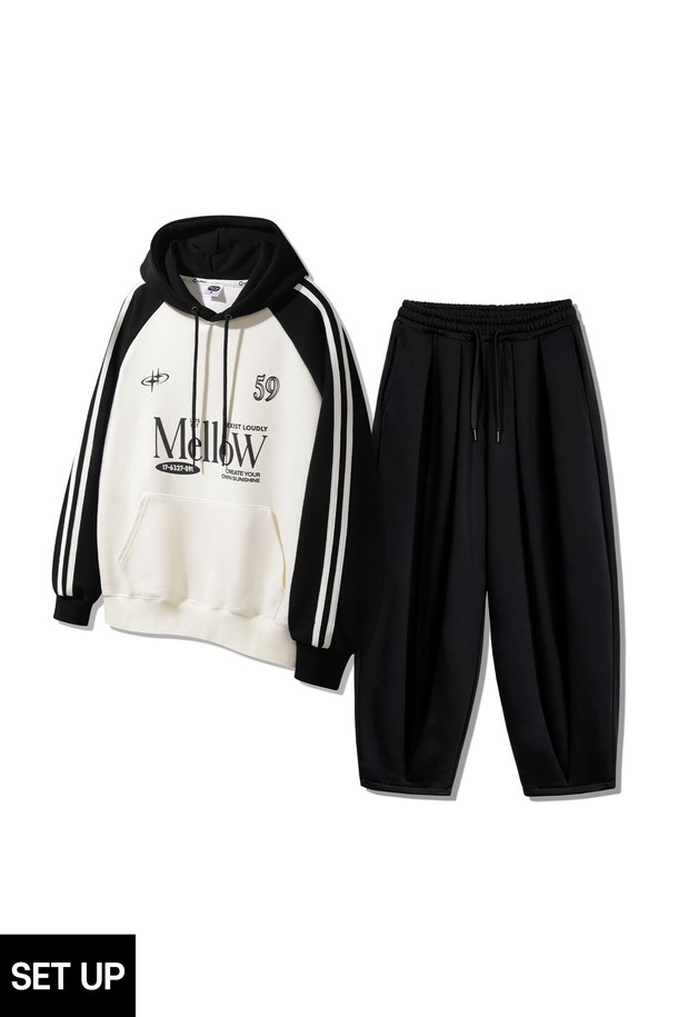 [SET] 멜로우 트랙 후드티 벌룬 와이드 팬츠 셋업은 편안하고 스타일리시한 일상룩을 위한 완벽한 선택입니다. 부드러운 면 소재로 제작되어 편안한 착용감을 선사하며, 후드티와 벌룬 와이드 팬츠의 조화가 캐주얼하면서도 스포티한 무드를 연출합니다. 루즈핏 디자인으로 활동성을 높였으며, 화이트와 블랙 두 가지 색상으로 제공되어 어떤 스타일에도 쉽게 매치할 수 있습니다. 로고 패턴이 은은하게 포인트를 더하며, 봄, 가을 시즌에 활용하기 좋은 두께감으로 제작되었습니다.
