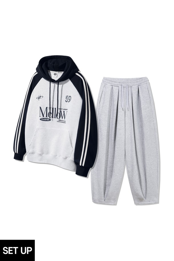 **[SET] 멜로우 트랙 후드티 벌룬 와이드 팬츠 셋업**은 캐주얼, 스포티, 미니멀 스타일을 모두 아우르는 공용 의류 세트입니다. 부드러운 면 소재로 제작되어 편안한 착용감을 선사하며, 봄, 가을 간절기에 적합합니다. 후드티는 루즈핏으로 제작되었으며, 무지 디자인에 그레이, 블랙 두 가지 색상으로 출시되었습니다. 벌룬 와이드 팬츠와 함께 세련된 셋업 스타일을 연출하여 일상복으로 활용하기 좋습니다.
