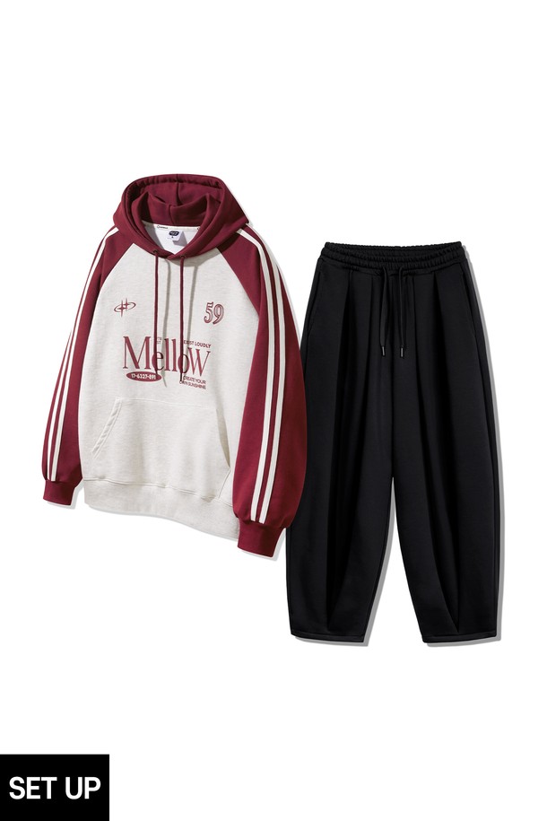 멜로우 트랙 후드티 벌룬 와이드 팬츠 셋업은 캐주얼, 스포티, 미니멀 스타일을 모두 아우르는 공용 의류 세트입니다. 부드러운 면 소재로 제작되어 편안한 착용감을 선사하며, 봄, 가을에 적합합니다. 루즈핏 후드티와 벌룬 와이드 팬츠가 세련된 실루엣을 연출하며, 화이트, 버건디, 블랙 세 가지 컬러로 출시되었습니다. 무지 디자인으로 어떤 스타일에도 쉽게 매치할 수 있으며, 일상복으로 활용하기 좋습니다. 넉넉한 핏과 긴 소매 기장으로 편안함과 스타일을 동시에 만족시키는 아이템입니다.
