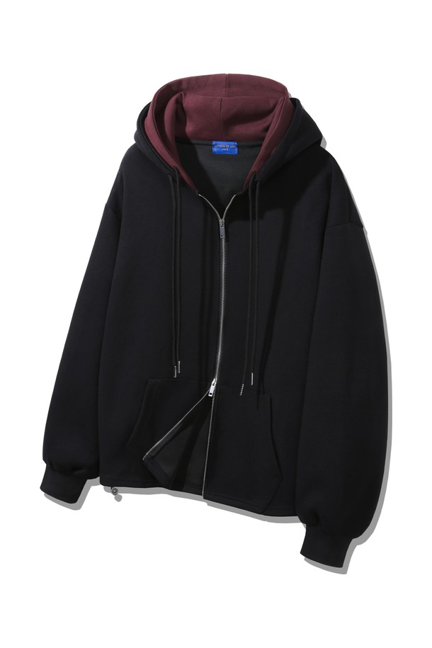 [본딩] 이중 배색 오버핏 투웨이 후드집업 DLX2990 (3 COLOR)는 가을과 겨울, 일상에서 캐주얼하고 스포티하게 연출하기 좋은 남녀 공용 후드집업입니다. 부드러운 면 소재에 두꺼운 두께감으로 따뜻한 착용감을 선사하며, 이중 배색 디자인과 투웨이 지퍼 디테일이 특징입니다. 오버핏으로 편안한 착용감을 제공하며, 캠핑룩이나 집콕룩 등 다양한 TPO에 활용 가능합니다. 블랙과 와인 색상으로 출시되어 미니멀한 스타일 연출에도 용이합니다.
