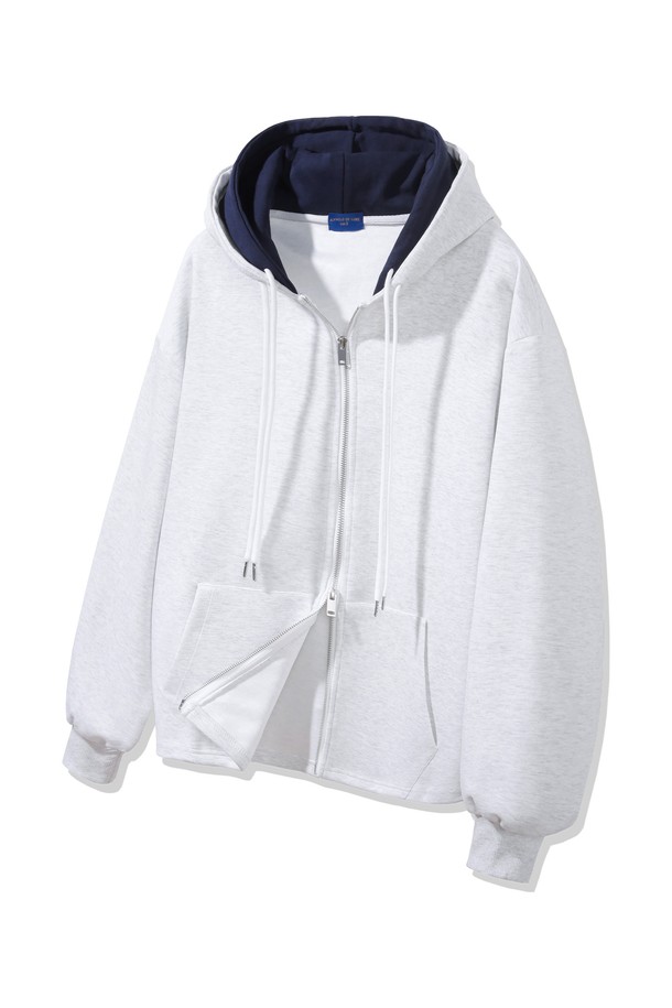 [본딩] 이중 배색 오버핏 투웨이 후드집업 DLX2990 (3 COLOR)입니다. 넉넉한 오버핏으로 편안한 착용감을 선사하며, 이중 배색 디자인이 돋보이는 후드집업입니다. 가을, 겨울 시즌에 어울리는 두꺼운 본딩 소재로 제작되어 따뜻하게 착용할 수 있습니다. 캐주얼하고 베이직한 스타일로, 일상에서 폭넓게 활용하기 좋습니다. 후드 타입에 투웨이 지퍼로 실용성을 더했습니다.
