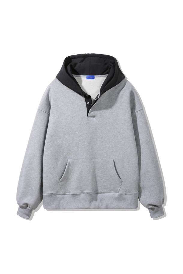 후드 배색 컬러 매치 버튼 후드티 DLX2961 (3 COLOR)는 캐주얼, 스포티 무드를 연출하는 공용 후드티입니다. 봄, 가을, 겨울에 착용하기 좋으며, 넉넉한 레귤러핏으로 편안한 착용감을 선사합니다. 부드러운 면 소재로 제작되어 촉감이 좋고, 두꺼운 두께감으로 따뜻하게 입을 수 있습니다. 후드 디자인과 배색 디테일, 버튼 여밈 방식, 포켓으로 포인트를 더했으며, 무지 패턴으로 다양한 스타일에 매치하기 용이합니다. 긴 소매 기장으로 활동성을 높였습니다.
