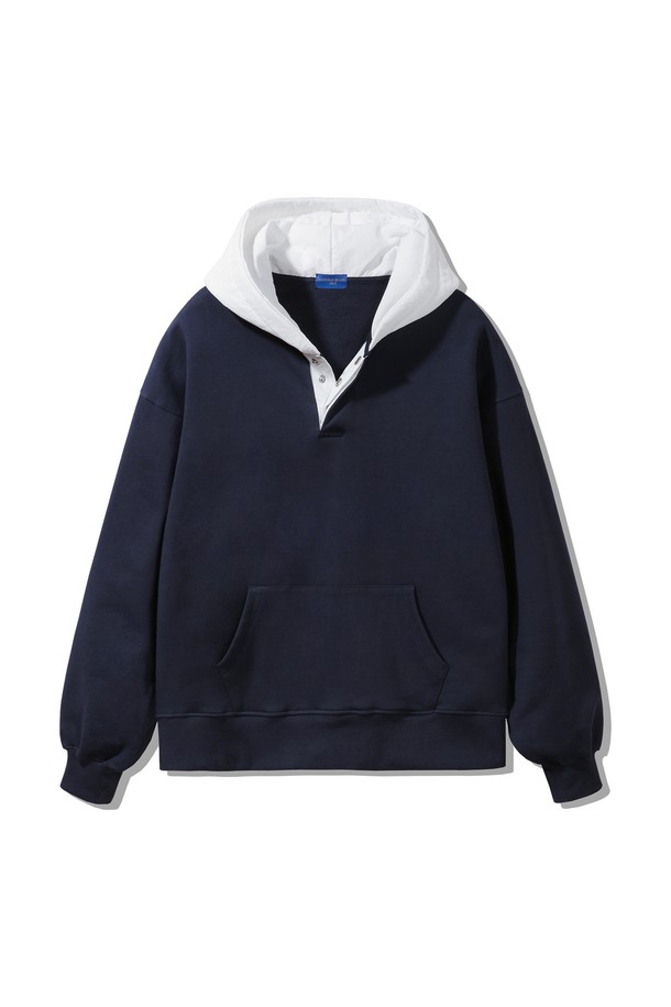 네이비와 화이트 배색이 돋보이는 후드 배색 컬러 매치 버튼 후드티 DLX2961입니다. 면 소재로 제작되어 부드러운 촉감을 선사하며, 오버핏으로 편안한 착용감을 제공합니다. 캐주얼, 스포티 스타일을 연출하기 좋으며, 봄, 가을, 겨울 모두 활용 가능한 실용적인 아이템입니다. 버튼 디테일이 돋보이며, 긴 소매와 크롭 기장으로 유행을 타지 않는 디자인입니다. 무지 패턴으로 다양한 하의와 쉽게 매치할 수 있습니다.
