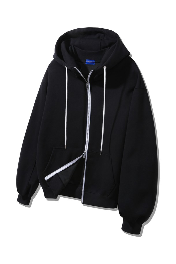 [본딩] 베이직 하이넥 시그니처 투웨이 후드집업 DLX3104는 가을과 겨울, 일상에서 활용하기 좋은 공용 후드집업입니다. 부드러운 면 소재에 두꺼운 두께감으로 제작되어, 포근하고 편안한 착용감을 선사합니다. 하이넥 디자인과 투웨이(Two-way) 지퍼 디테일이 특징이며, 베이직한 디자인으로 다양한 스타일 연출이 용이합니다. 캐주얼, 미니멀, 클래식 스타일을 즐겨 입는 분들께 추천하며, 캠핑룩 또는 집콕룩으로도 활용할 수 있습니다.
