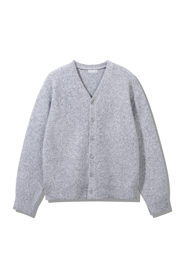 **브이넥 니트 가디건 BK8942_그레이**는 부드러운 울 소재로 제작되어 포근한 착용감을 선사하는 여성용 니트 가디건입니다. 베이직한 디자인에 그레이 컬러로 어떤 옷에도 매치하기 용이하며, 간절기부터 겨울까지 폭넓게 활용할 수 있습니다. 레귤러 핏과 긴 소매 기장으로 편안함을 강조했으며, 브이넥 라인이 세련된 느낌을 더합니다. 버튼 여밈 디테일로 포인트를 주어 클래식, 미니멀, 캐주얼 등 다양한 스타일을 연출할 수 있으며, 출근룩으로도 손색없는 아이템입니다.
