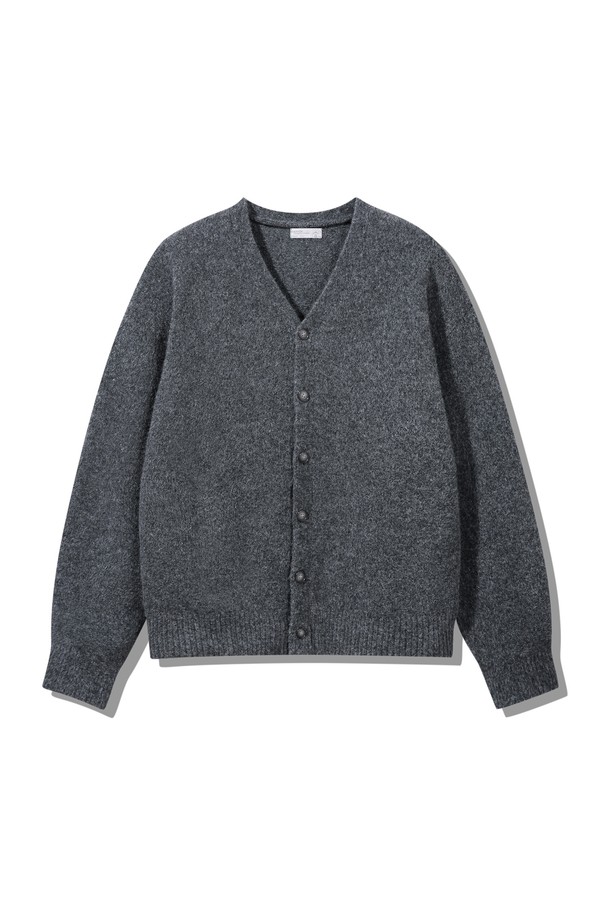 브이넥 니트 가디건 BK8942_차콜은 가을, 겨울철에 착용하기 좋은 공용 의류입니다. 부드러운 울 소재로 제작되어 따뜻하고 포근한 착용감을 선사하며, 레귤러 핏에 긴 소매 기장으로 제작되었습니다. 차콜 컬러의 무지 디자인에 브이넥 라인과 버튼 여밈 방식을 적용하여 캐주얼하면서도 클래식한 분위기를 연출합니다. 출근룩과 모임룩은 물론, 캐주얼 및 미니멀 스타일 모두 소화 가능한 활용도 높은 가디건입니다. 두께감이 있어 겨울철에도 따뜻하게 착용할 수 있습니다.
