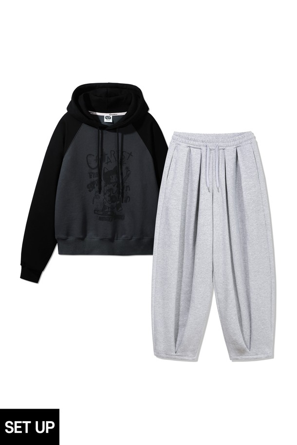 **[SET] 카타리스트 래글런 크롭 후드티 벌룬 와이드 팬츠 셋업**은 캐주얼, 스포티, 미니멀 스타일을 모두 아우르는 공용 셋업입니다. 오트밀, 화이트, 차콜 세 가지 컬러로 출시되었으며, 봄, 가을에 산책룩, 집콕룩, 봄 소풍룩으로 활용하기 좋습니다. 래글런 소매의 세미크롭 후드티와 벌룬 와이드 팬츠는 면과 폴리에스테르 혼방의 부드러운 프렌치테리 소재로 제작되어 편안한 착용감을 선사합니다. 루즈핏으로 활동성을 높였으며, 무지 디자인으로 다양한 스타일 연출이 용이합니다.
