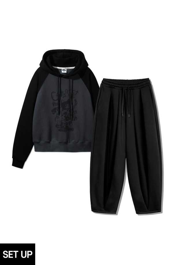 **[SET] 카타리스트 래글런 크롭 후드티 벌룬 와이드 팬츠 셋업**은 부드러운 프렌치테리 면 혼방 소재로 제작되어 편안한 착용감을 선사합니다. 래글런 소매 디자인의 크롭 후드티와 루즈핏 벌룬 와이드 팬츠의 조화가 캐주얼하면서도 스타일리시한 무드를 연출합니다. 신축성이 뛰어나 활동성이 좋으며, 톤 다운된 차콜, 블랙, 화이트, 오트밀 컬러로 다양한 룩에 매치하기 용이합니다. 집콕룩, 산책룩 등 편안한 일상에 안성맞춤이며, 미니멀한 스타일을 즐기는 분들께 추천합니다. 고밀도 원단으로 제작되어 관리 또한 용이합니다.
