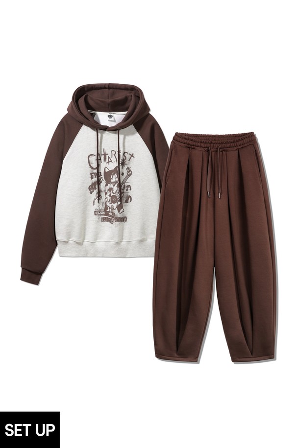 [SET] 카타리스트 래글런 크롭 후드티 벌룬 와이드 팬츠 셋업은 캐주얼, 스포티한 스타일을 연출하기 좋은 세트 상품입니다. 오트밀, 화이트, 차콜 세 가지 색상으로 출시되었으며, 봄, 가을, 겨울 계절에 적합합니다. 래글런 소매의 크롭 후드티와 벌룬 와이드 팬츠는 루즈핏으로 편안한 착용감을 선사하며, 프렌치테리 원단으로 제작되어 부드러운 촉감과 보온성을 제공합니다. 신축성이 좋아 활동성이 뛰어나며, 집콕룩, 산책룩, 여행룩 등 다양한 TPO에 활용할 수 있습니다.
