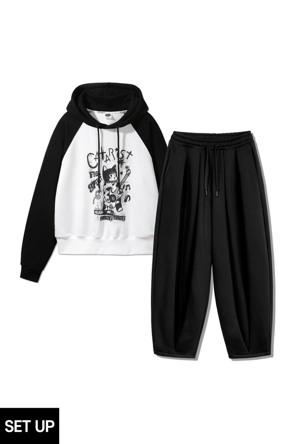 **[SET] 카타리스트 래글런 크롭 후드티 벌룬 와이드 팬츠 셋업**

부드러운 촉감의 면과 폴리에스터 혼방 소재로 제작된 [SET] 카타리스트 래글런 크롭 후디와 벌룬 와이드 팬츠 셋업입니다. 래글런 소매 디자인과 두꺼운 두께감으로 편안함과 보온성을 동시에 제공하며, 캐주얼하고 미니멀한 스타일을 연출합니다. 후드티는 크롭 기장으로, 와이드 팬츠와 함께 트렌디한 핏을 완성합니다. 오트밀, 화이트, 차콜 세 가지 컬러로 출시되어, 다양한 룩에 활용할 수 있습니다. 집콕룩, 산책룩 등 편안한 일상에 적합한 아이템입니다.
