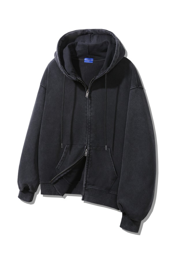 [DELUXE] 피그먼트 오버핏 후드집업 DLX2977은 남녀 모두 착용 가능한 캐주얼하고 스트릿한 스타일의 후드집업입니다. 블랙, 그레이, 와인 3가지 컬러로 출시되었으며, 봄, 가을에 산책룩, 캠핑룩 등 다양한 TPO에 활용하기 좋습니다. 면과 폴리에스테르 혼방 소재로 제작되어 부드러운 촉감을 선사하며, 중간 두께감으로 간절기에 유용합니다. 피그먼트 워싱 처리와 빈티지한 텍스처가 특징이며, 이중 스티치 디테일, 더블 슬라이더 지퍼, 소매/밑단 립조직으로 완성도를 높였습니다. 오버핏 디자인으로 편안한 착용감을 제공합니다.
