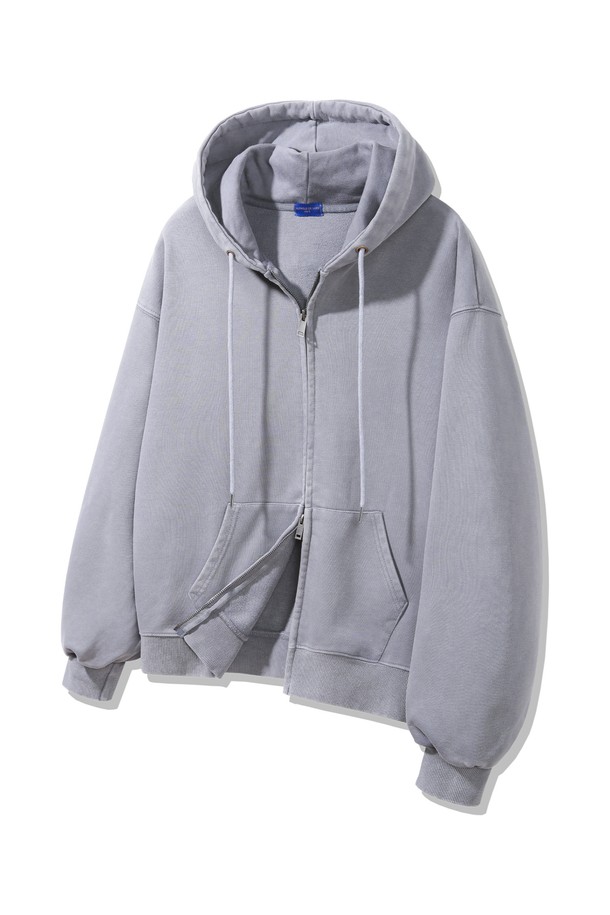 [DELUXE] 피그먼트 오버핏 후드집업 DLX2977은 캐주얼, 스트릿 스타일을 연출하기 좋은 남녀 공용 후드집업입니다. 면과 폴리에스테르 혼방 소재로 제작되어 부드러운 촉감을 선사하며, 두꺼운 두께감으로 간절기부터 겨울까지 폭넓게 활용 가능합니다. 블랙, 그레이, 와인 3가지 컬러로 출시되었으며, 넉넉한 오버핏과 빈티지 워싱 가공, 2-WAY 지퍼, 소매 삼중 스티치 등의 디테일로 완성도를 높였습니다. 넉넉한 후드 디자인으로 편안하면서도 트렌디한 스타일을 연출해보세요.
