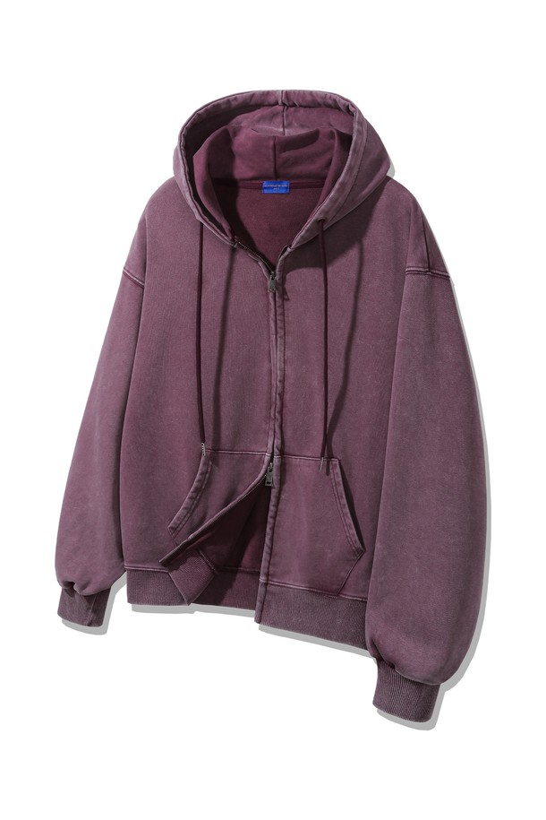 [DELUXE] 피그먼트 오버핏 후드집업 DLX2977은 캐주얼하고 베이직한 스타일의 후드집업입니다. 블랙, 그레이, 와인 3가지 컬러로 출시되었으며, 봄, 가을에 착용하기 좋습니다. 면과 폴리에스테르 혼방 소재로 제작되어 부드러운 촉감을 선사합니다. 소금 워싱 피그먼트 가공을 통해 빈티지한 텍스처를 살렸으며, 넉넉한 후드 디자인과 투웨이 지퍼, 오버핏으로 편안한 착용감을 제공합니다. 내구성을 높인 트리플 스티칭 암홀과 튼튼한 마감으로 오랫동안 즐겨 입을 수 있습니다.
