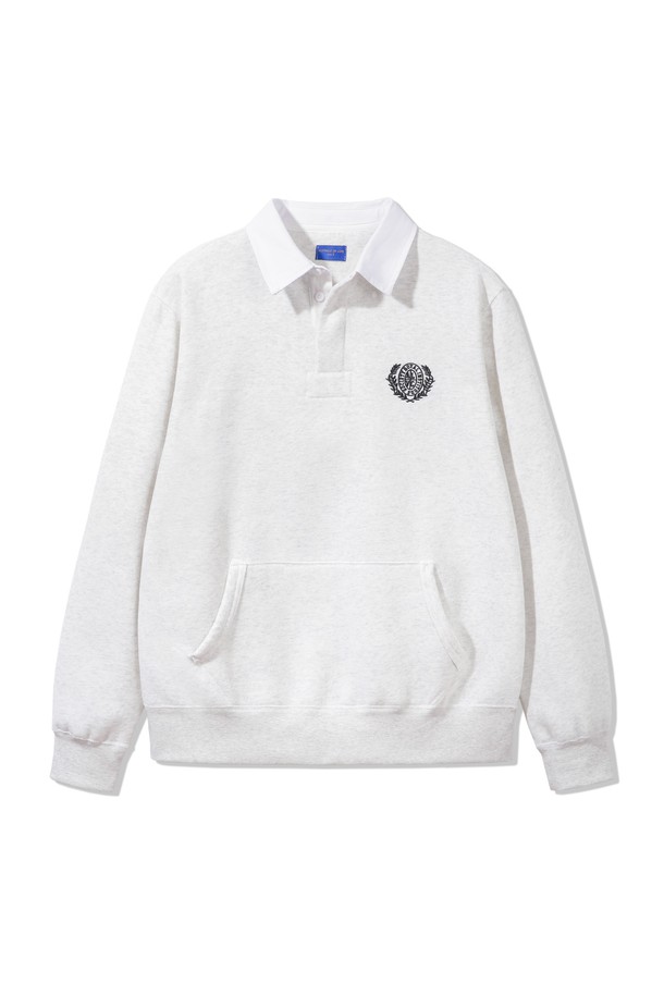 [DELUXE][기모] 헤비 웜 심플 로고 럭비 카라 스웨트셔츠 DLX2938는 캐주얼, 미니멀, 클래식 스타일을 아우르는 공용 럭비 카라 스웨트셔츠입니다. 부드러운 촉감의 면, 폴리에스테르 혼방 소재에 기모 안감을 더해 가을, 겨울 시즌에 따뜻하게 착용할 수 있습니다. 레귤러핏으로 제작되었으며, 히든 버튼 디테일, 등 카라 스트라이프 원단 보강, 암홀 더블 스티치, 미니멀 로고 자수, 캥거루 포켓, 대비색상 카라 등 다양한 특징을 갖췄습니다. 화이트 멜란지, 그레이, 와인, 네이비 4가지 컬러로 출시되었습니다. 두꺼운 두께감으로 포근함을 더한 긴소매 스웨트셔츠입니다.
