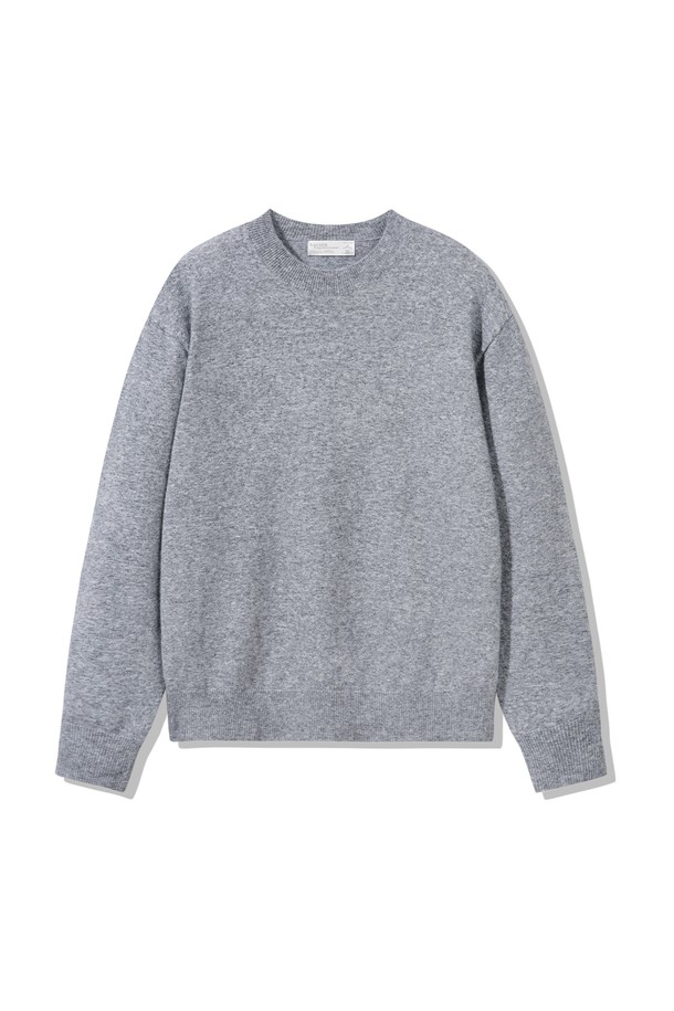 "울 라운드 데일리 니트 BK8944_그레이"는 부드러운 촉감과 중간 두께감으로 가을, 겨울 시즌에 활용하기 좋은 여성 및 남성용 니트입니다. 라운드넥 디자인에 오버핏으로 제작되어 편안한 착용감을 선사하며, 베이직하고 클래식한 스타일을 연출합니다. 골지 패턴으로 은은한 포인트를 더했으며, 폴리에스터, 아크릴, 나일론, 울, 스판덱스 혼방 소재로 제작되어 신축성이 뛰어나 활동성을 높였습니다. 출근룩, 오피스룩, 모임룩 등 다양한 TPO에 활용 가능하며, 형태 안정성이 우수하고 세탁 후 변형이 적어 관리가 용이합니다. 미니멀, 캐주얼, 클래식 등 어떤 스타일에도 잘 어울리는 데일리 아이템입니다.
