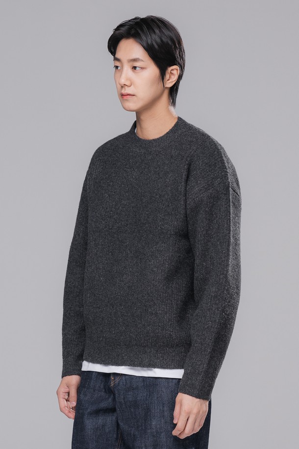 "울 하찌 클래식 니트 BK8943_차콜"은 남녀 모두 착용 가능한 베이직하고 클래식한 스타일의 니트입니다. 릴랙스 핏과 라운드넥 디자인으로 편안한 착용감을 선사하며, 가을/겨울철 출근룩에 적합합니다. 차콜, 아이보리, 그레이 세 가지 색상으로 출시되었으며, 부드러운 촉감의 울, 폴리에스테르, 아크릴, 나일론, 스판덱스 혼방 소재로 제작되어 보온성과 활동성을 높였습니다. 하찌 패턴과 긴 소매 기장, 두꺼운 두께감으로 따뜻함을 더하며, 신축성이 좋고 세탁 후 변형이 적어 관리 또한 용이합니다. 또한 텀블/텐터 가공을 통해 수축을 최소화하여 다양한 체형의 고객들이 부담 없이 착용할 수 있습니다.
