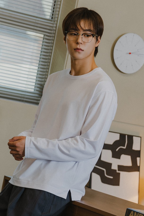 부드러운 촉감과 뛰어난 착용감을 자랑하는 바이오 워싱 라운드넥 긴팔 티셔츠입니다. 봄, 가을 시즌에 적합하며, 트리플 저지 원단으로 제작되어 통기성이 우수하고 신축성이 뛰어나 편안하게 활동할 수 있습니다. 미니멀하고 베이직한 디자인에 사이드 슬릿과 넥라인 바인딩 처리로 완성도를 높였으며, 주름을 최소화하여 깔끔한 스타일을 연출합니다.
